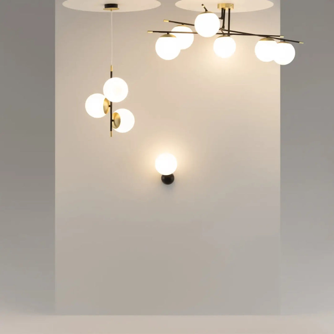 Suspension luminaire trois globes en verre opalin avec accents en acier noir et détails en laiton moderne spherical glass globes