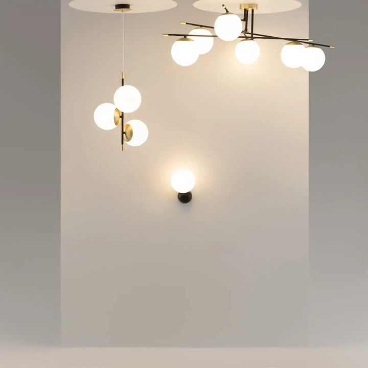 Suspension luminaire trois globes en verre opalin avec accents en acier noir et détails en laiton moderne spherical glass globes
