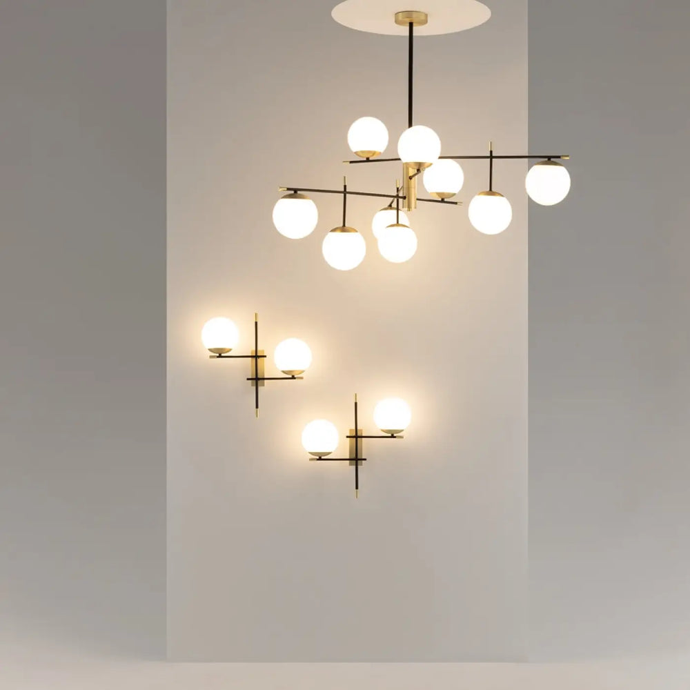 Suspension luminaire nostalgia xxl en laiton avec neuf globes en verre dépoli et appliques assorties en acier noir
