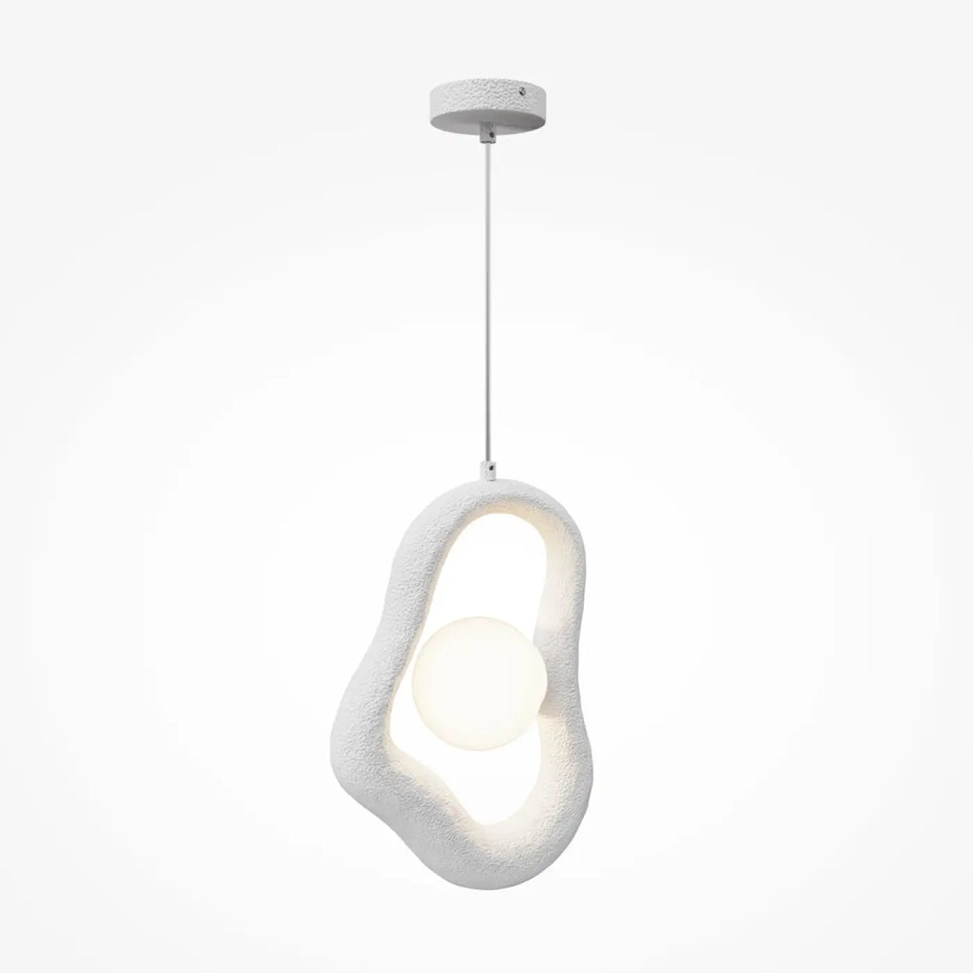 Suspension luminaire opus wabi-sabi blanche avec volume irrégulier offrant une lumière douce et un volume wabi-sabi organic