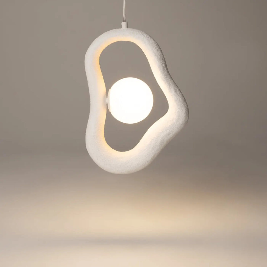 Suspension opus lumière douce en blanc texturé en volume irrégulier en forme dœuf au centre éclairé