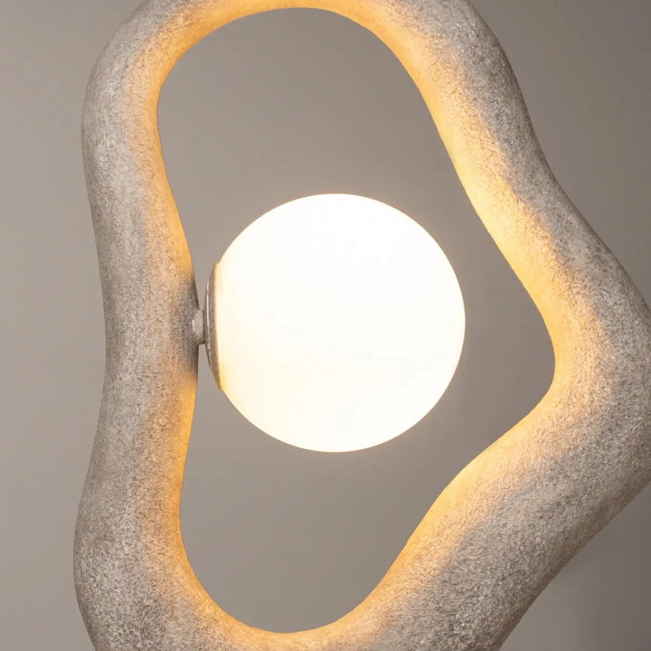 Suspension luminaire opus wabi-sabi avec volume irrégulier en béton gris texturé et lumière douce sphérique blanche