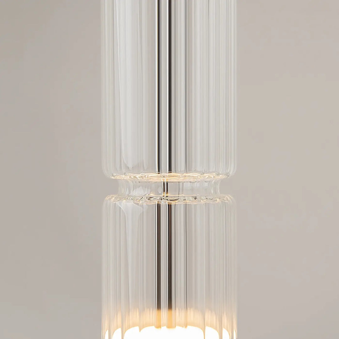 Suspension ordo led en verre clair avec rainures verticales et tige métallique centrale pour un éclairage élégant