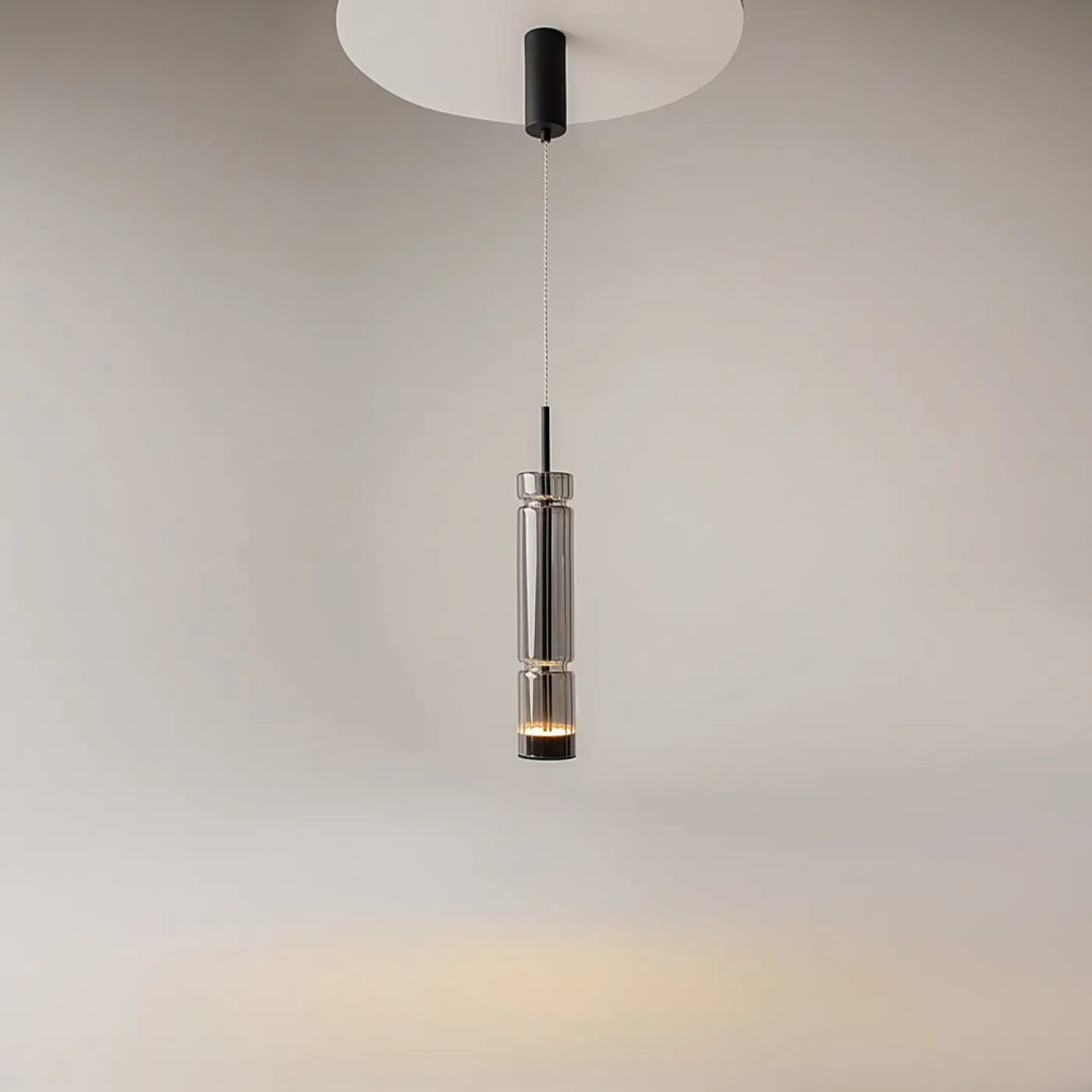 Suspension ordo led tube luminaire cylindrique chrome avec verre teinté suspendu à un plafond blanc minimaliste