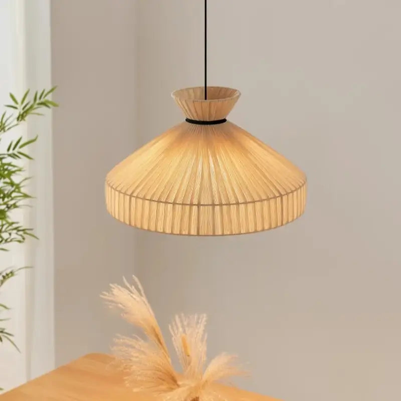 Suspension en osier naturel forme chapeau asiatique