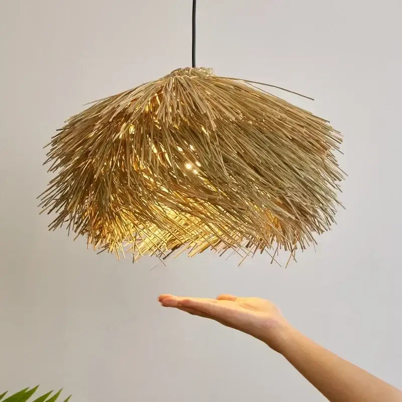 Suspension en paille naturelle style bohème chic lumineux


