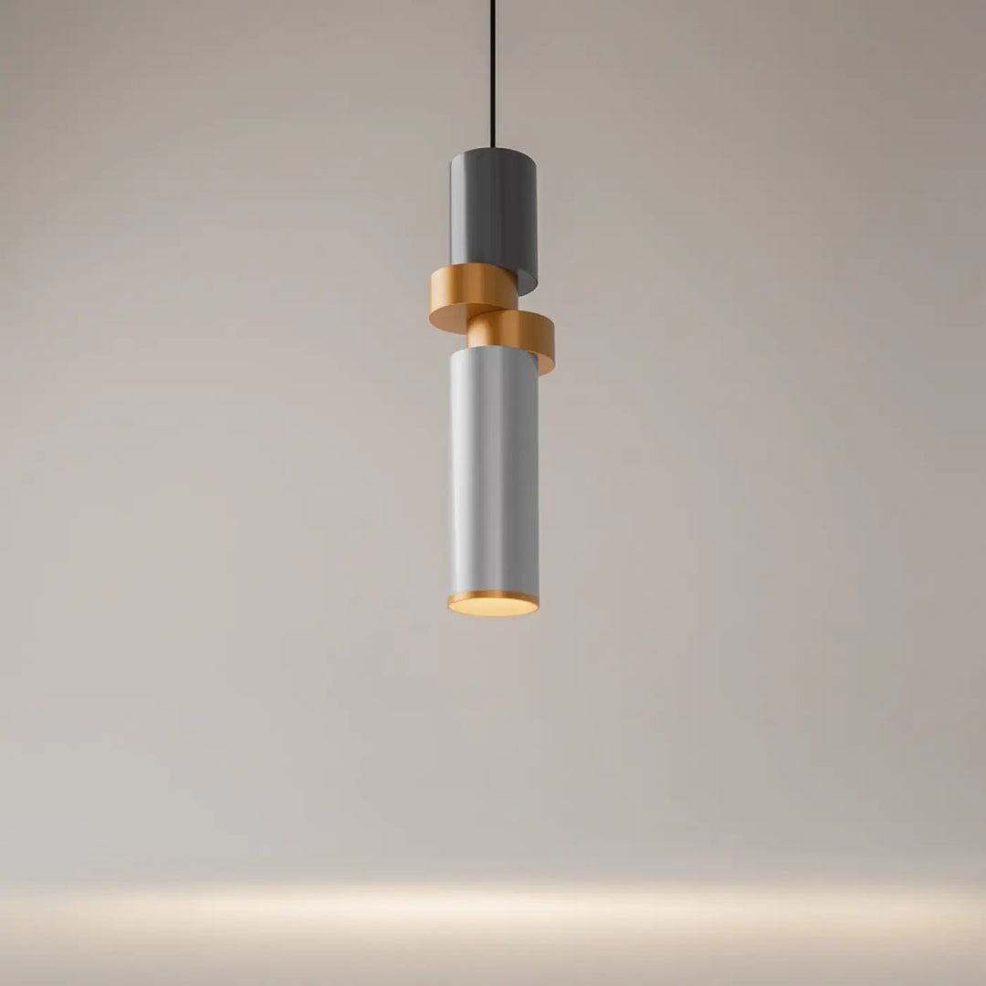 Suspension palette moderne avec abat-jours cylindriques empilés en verre gris et accents disque cuivré