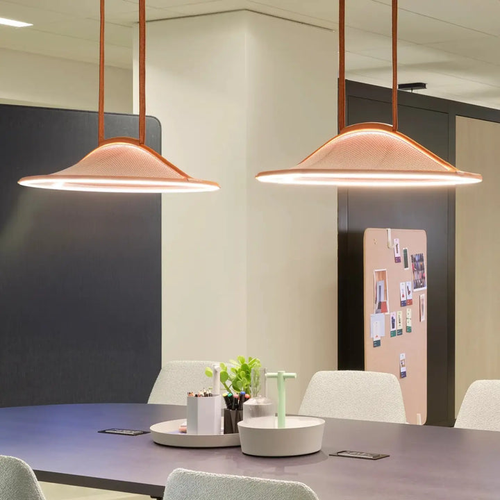 Deux suspensions luminaire pantaya en cuivre moderne au design texturé en dôme offrant une lumière douce