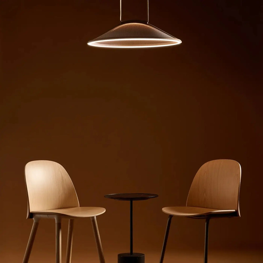 Suspension luminaire pantaya avec lumière douce et abat-jour circulaire texturé en métal par patricia urquiola