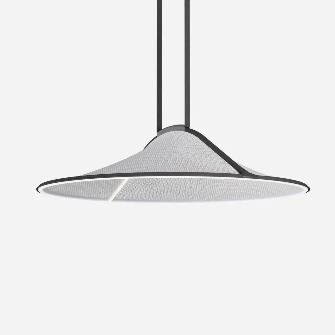 Suspension luminaire pantaya patricia urquiola avec abat-jour conique en tricot tendu blanc texturé et cadre noir lumière douce
