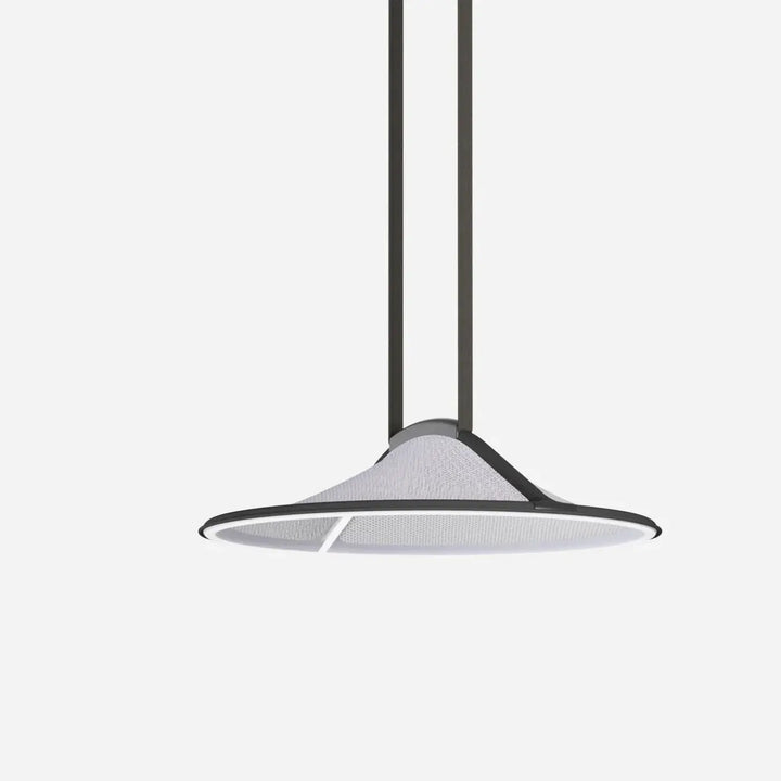 Suspension luminaire pantaya avec abat-jour conique en tricot tendu blanc et structure métal noir par patricia urquiola lumière douce