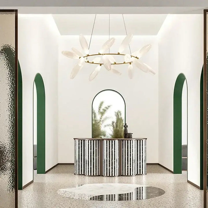 Suspension pétales opalins design floral et lumière douce moderne


