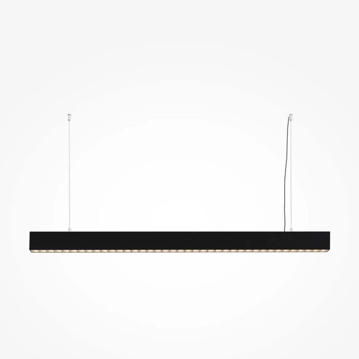 Suspension luminaire points barre noire led rectangulaire moderne suspendue au-dessus d’un îlot avec deux cordons
