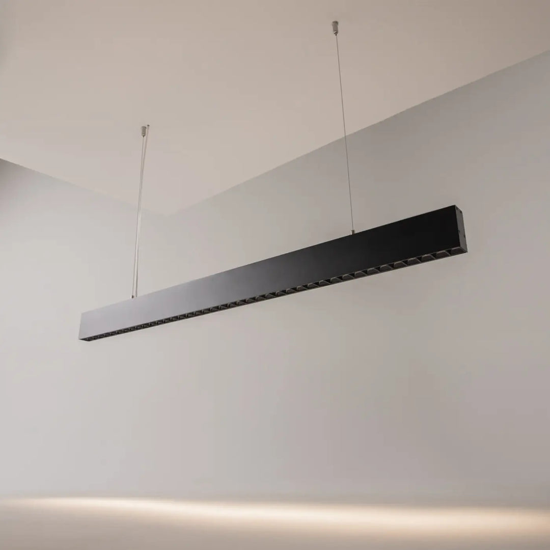 Suspension luminaire points lumineux barre noire en led avec cordons métalliques pour éclairage au-dessus d’un îlot