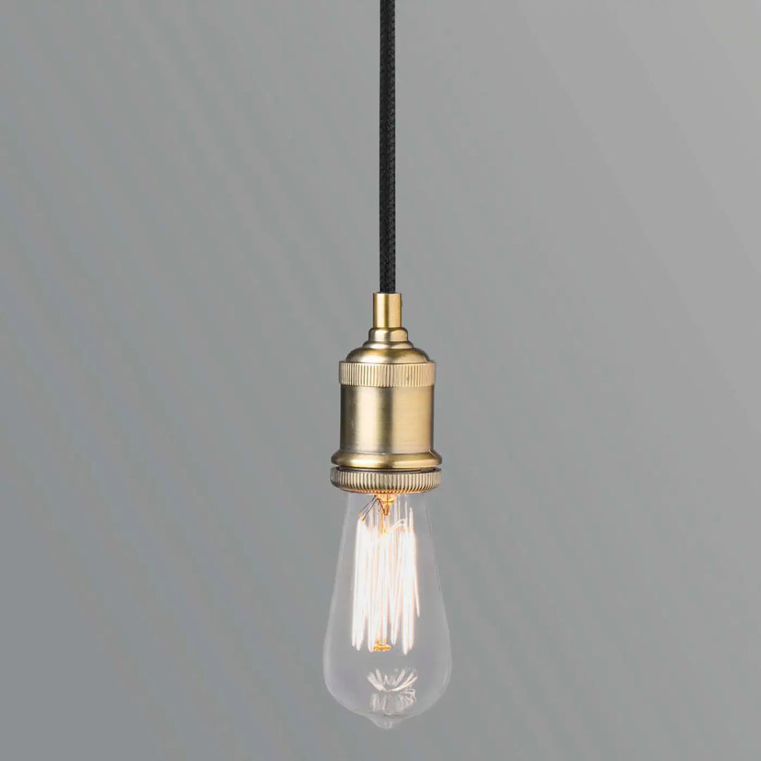 Suspension Art vieil or de Faro Barcelona en situation