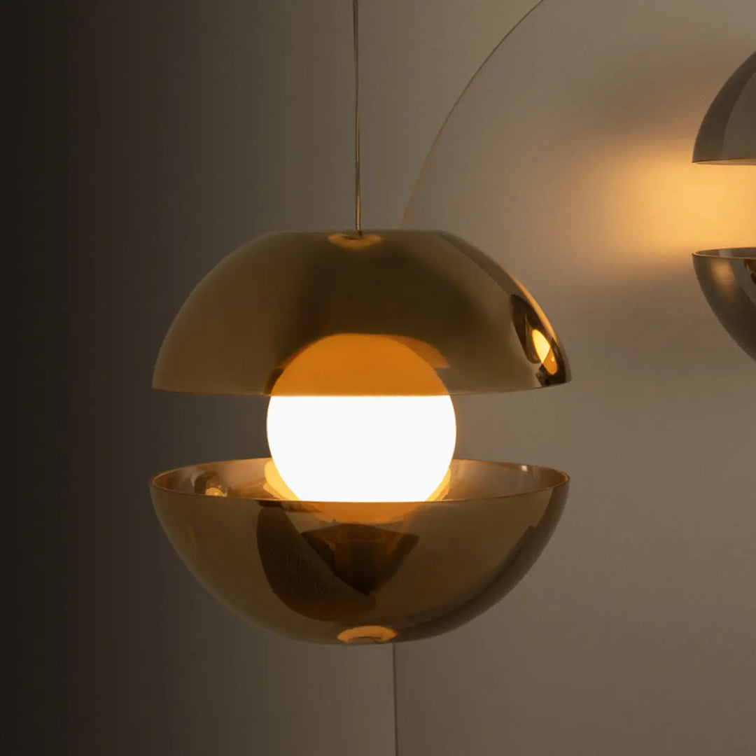 Suspension rebel en laiton demi-sphère avec ampoule sphérique visible en verre ambré, idéale au-dessus d’une table