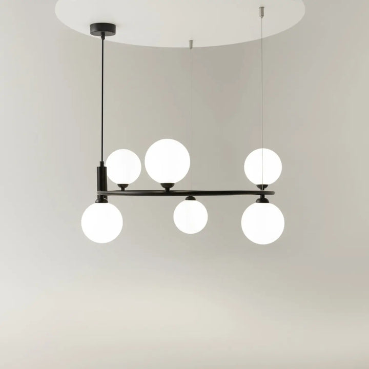 Suspension ring noir moderne en métal avec cinq globes en verre givré blanc pour une touche art déco élégante