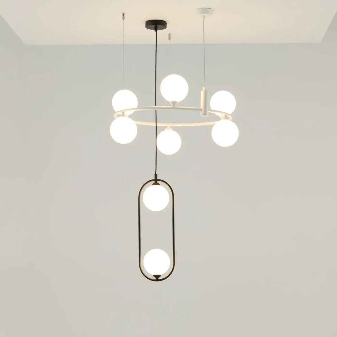 Suspension luminaire ring avec anneau noir et cadres ovales tenant globes en verre dépoli pour une touche art déco