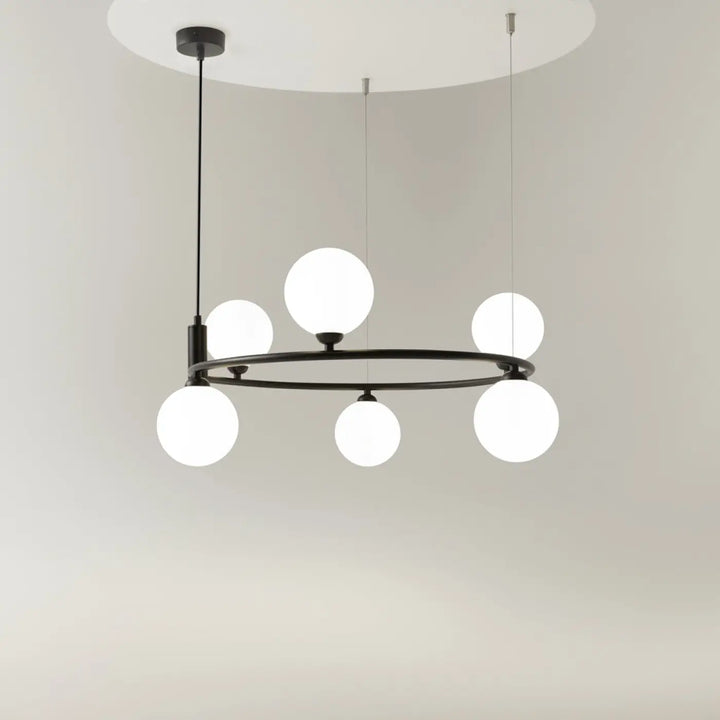 Suspension ring en métal noir moderne avec six globes en verre dépoli blanc touche art déco cercle à globes