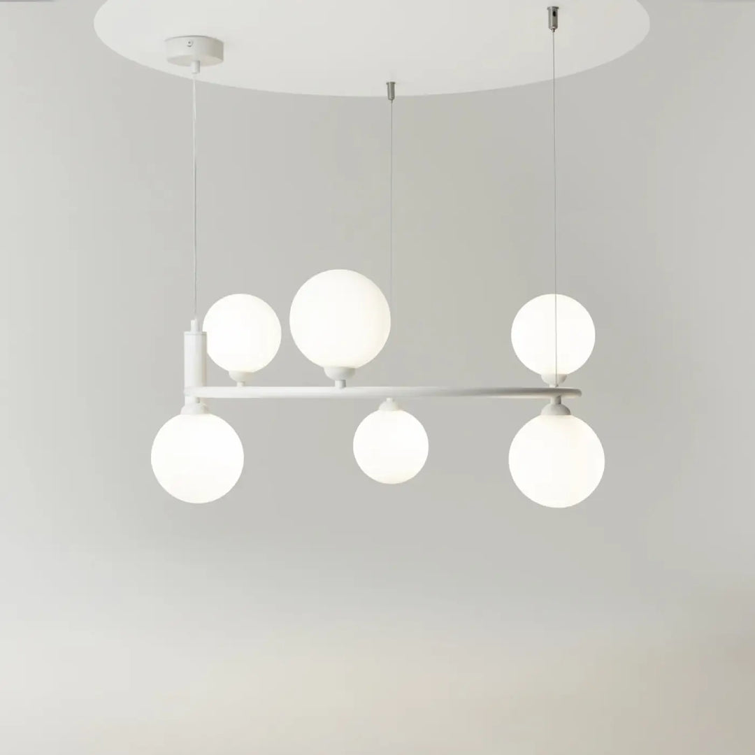Suspension ring moderne blanche avec six globes en verre dépoli disposés en ligne pour une touche art déco