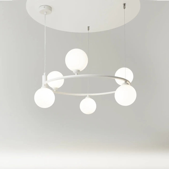 Suspension ring blanche avec globe sphérique et cadre circulaire minimaliste pour une touche art déco élégante