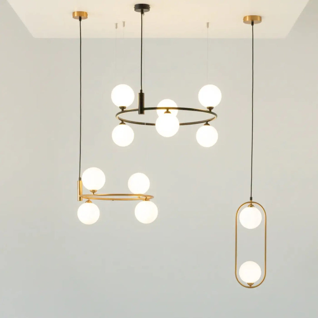 Suspension ring avec cadres métalliques noirs et dorés élégants et globes en verre dépoli pour une touche art déco