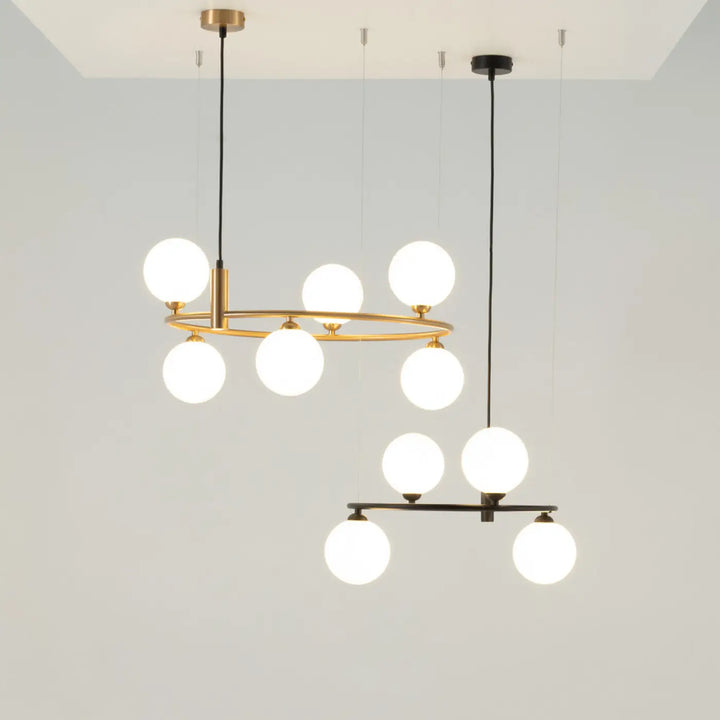 Suspension luminaire ring avec globes en verre dépoli et cadre métal doré et noir pour une touche art déco