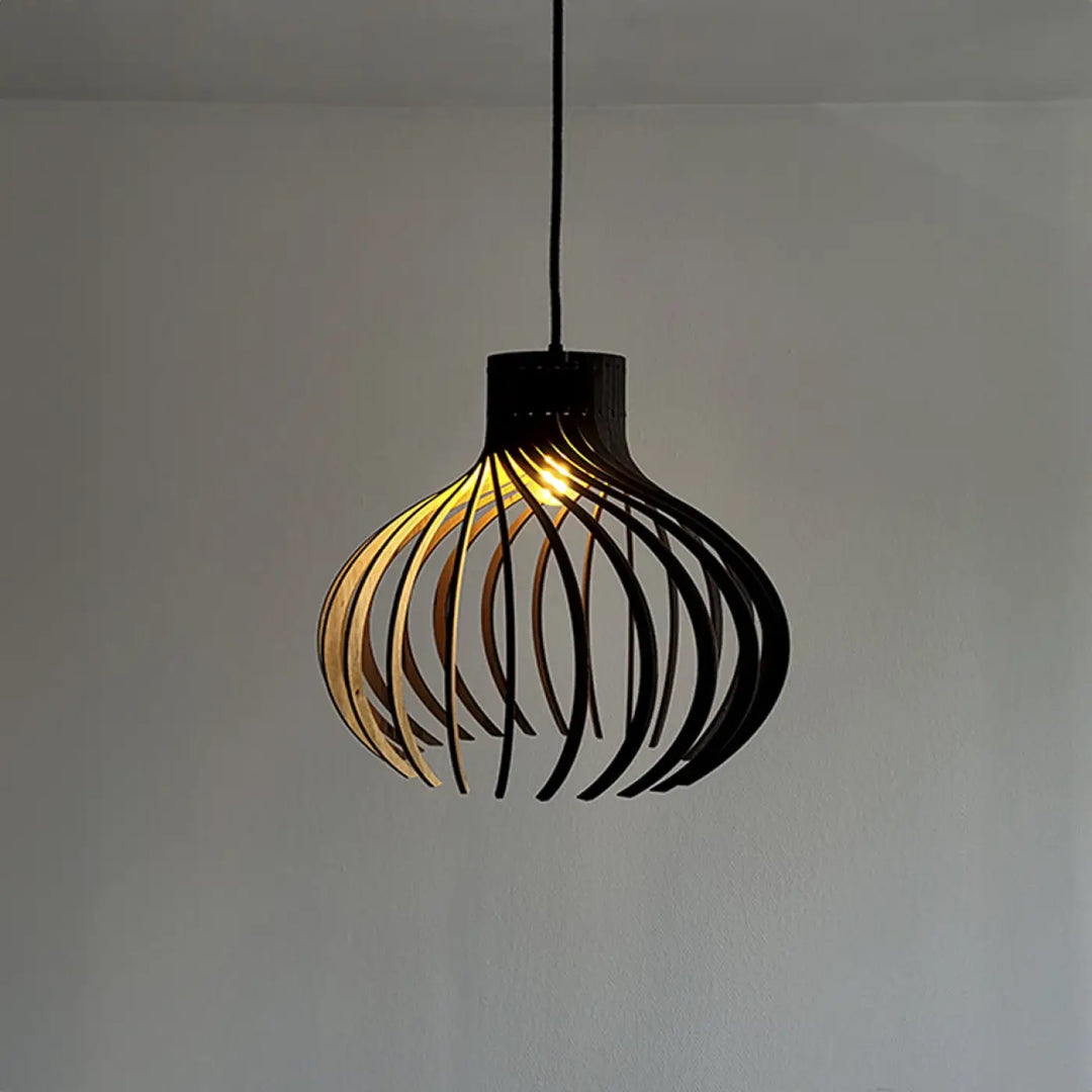 Suspension rinoz piatoni avec design incurvé en lames de bois foncé formant une forme organique autour dampoule chaude