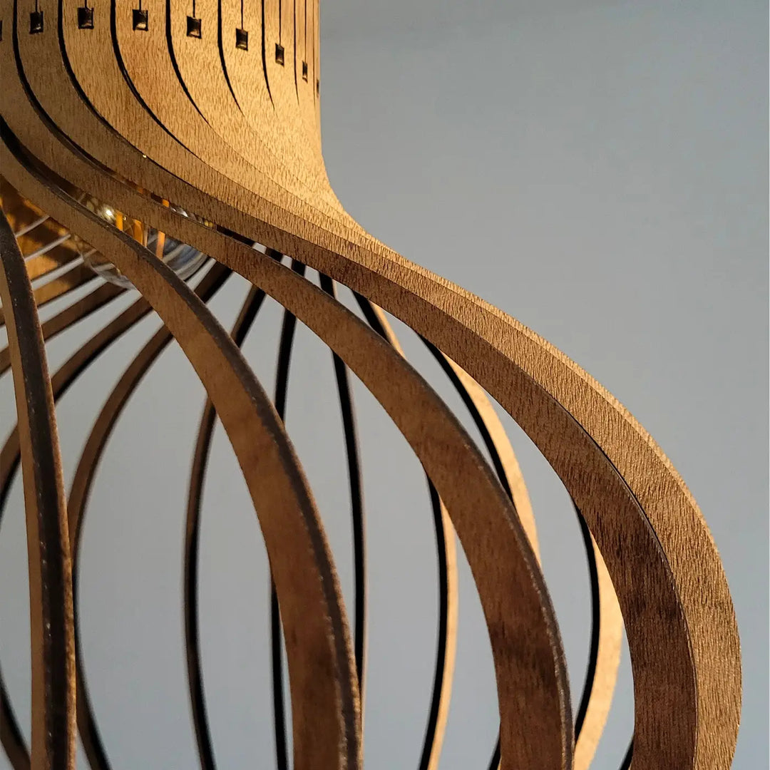Suspension rinoz piatoni en bois moderne avec lames courbes dorées pour un éclairage contemporain chaleureux