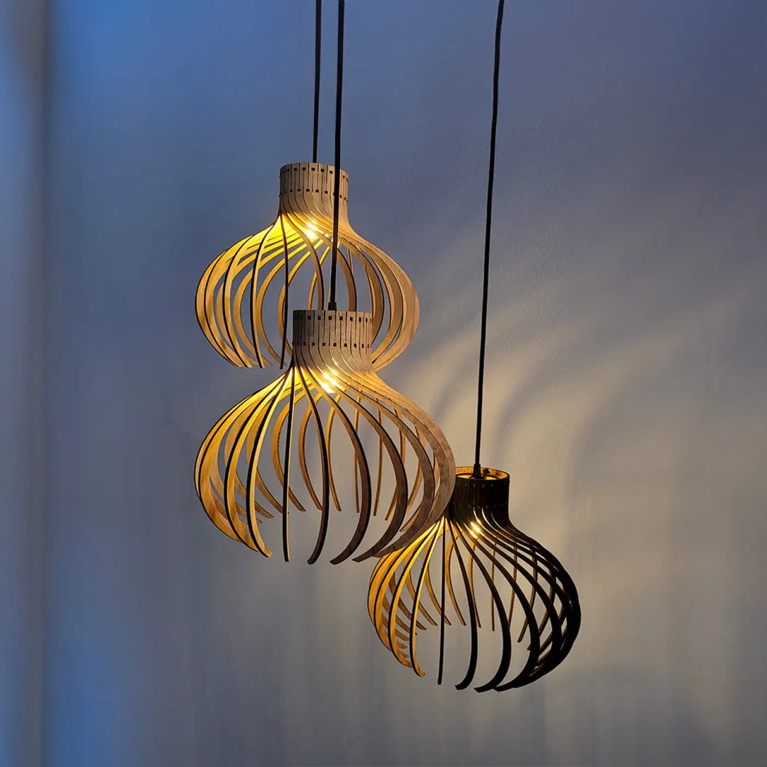 Trois suspensions rinoz piatoni en bois clair avec design organique pour cage d’escalier moderne