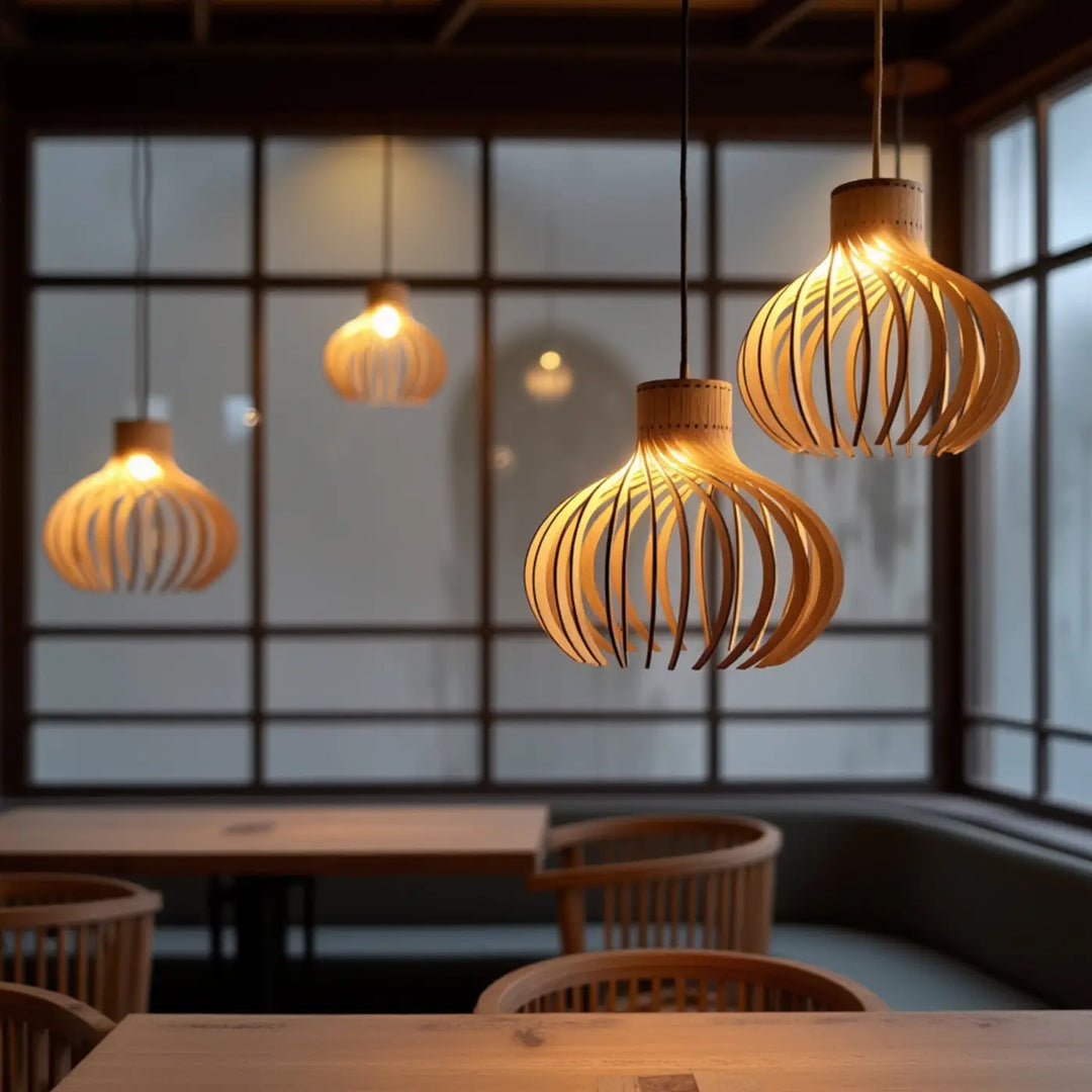 Suspension luminaire rinoz piatoni avec trois suspensions en bois tissé chaud pour cage d’escalier