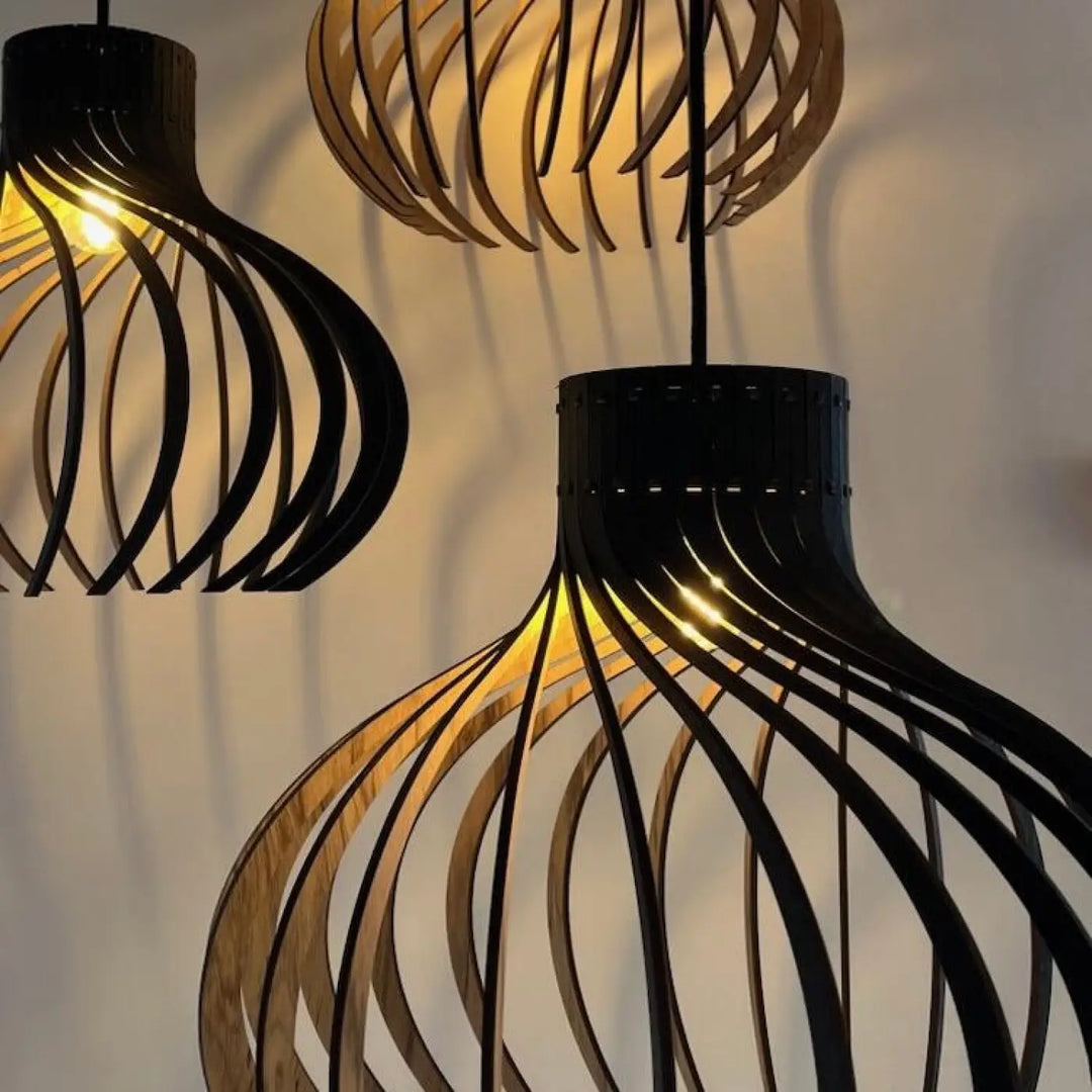 Suspension luminaire rinoz piatoni en bois naturel et noir avec design courbé et nervuré pour cage d’escalier trois suspensions