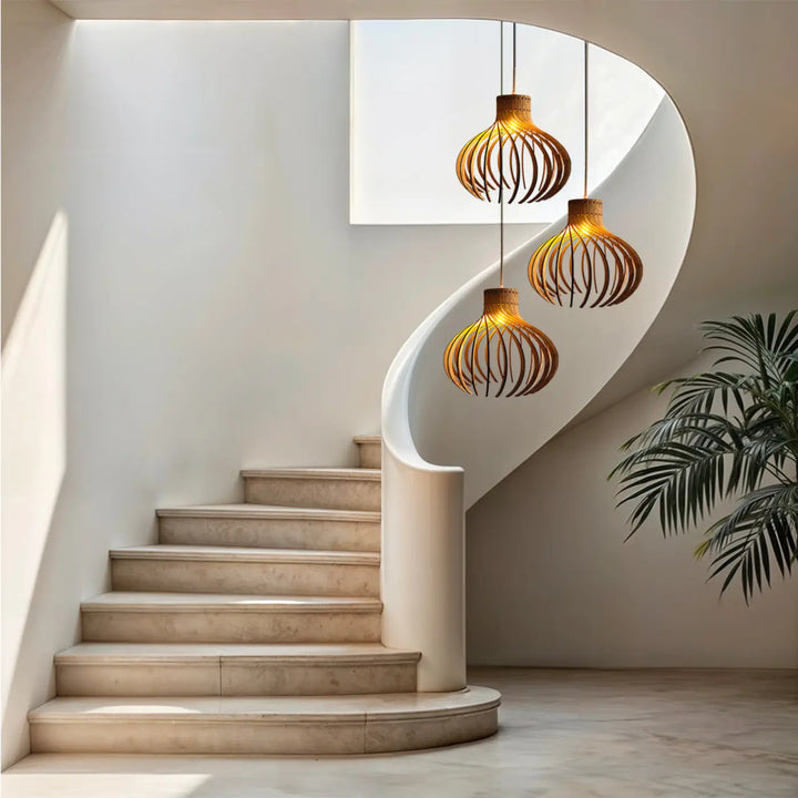 Trois suspensions rinoz piatoni en rotin tressé ton chaud pour cage d’escalier moderne en spirale