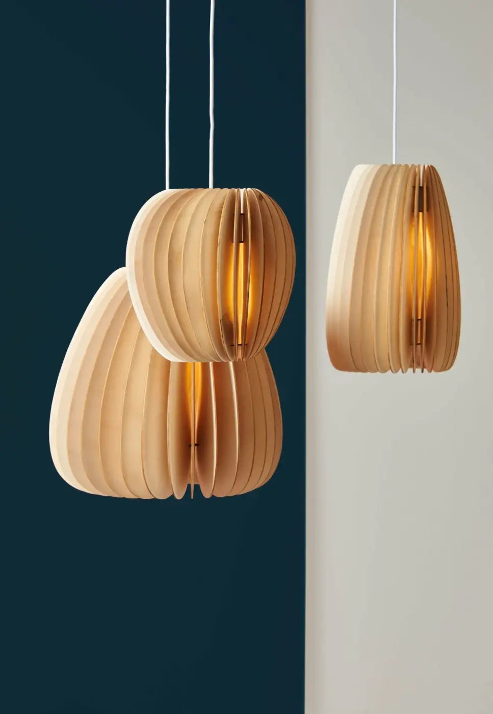 Suspension Secundum en bois naturel aux lamelles fines