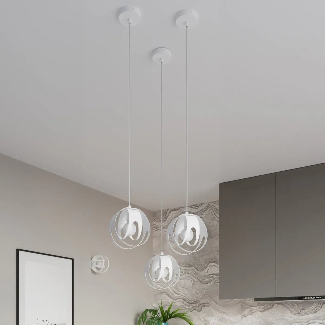 Suspension Tulos blanche à abat-jour ajouré en acier dans un intérieur contemporain