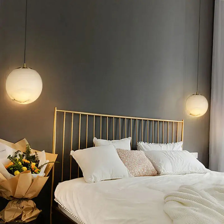Suspension sphère lumineuse moderne blanc doré élégant