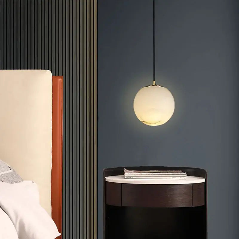 Suspension sphère lumineuse moderne blanc doré élégant