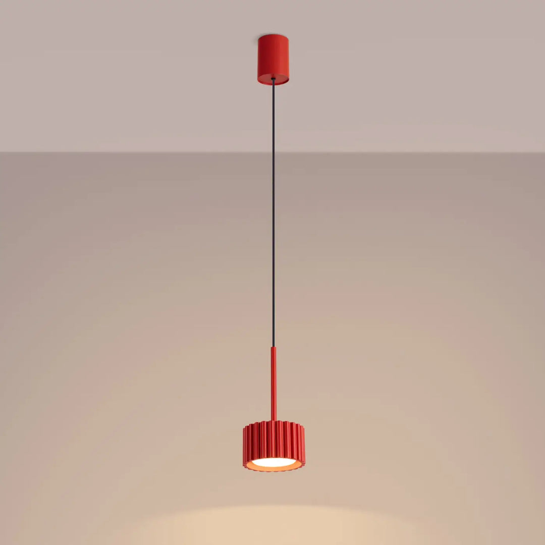 Suspension Aura rouge à spot cannelé, allumée