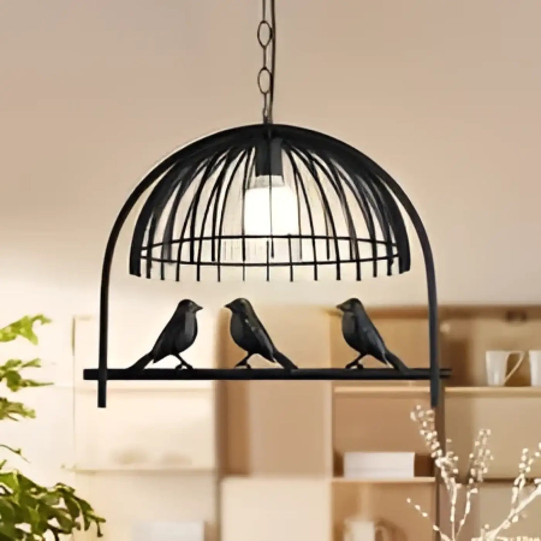 Suspension luminaire lumoiseau en style cage noire en fer forgé avec trois oiseaux perchés pour ambiance volières anciennes