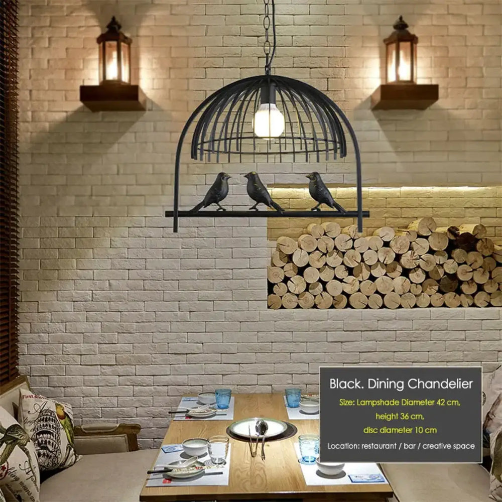 Suspension luminaire lumoiseau en métal noir style cage avec trois oiseaux perchés pour une ambiance cage à oiseaux élégante