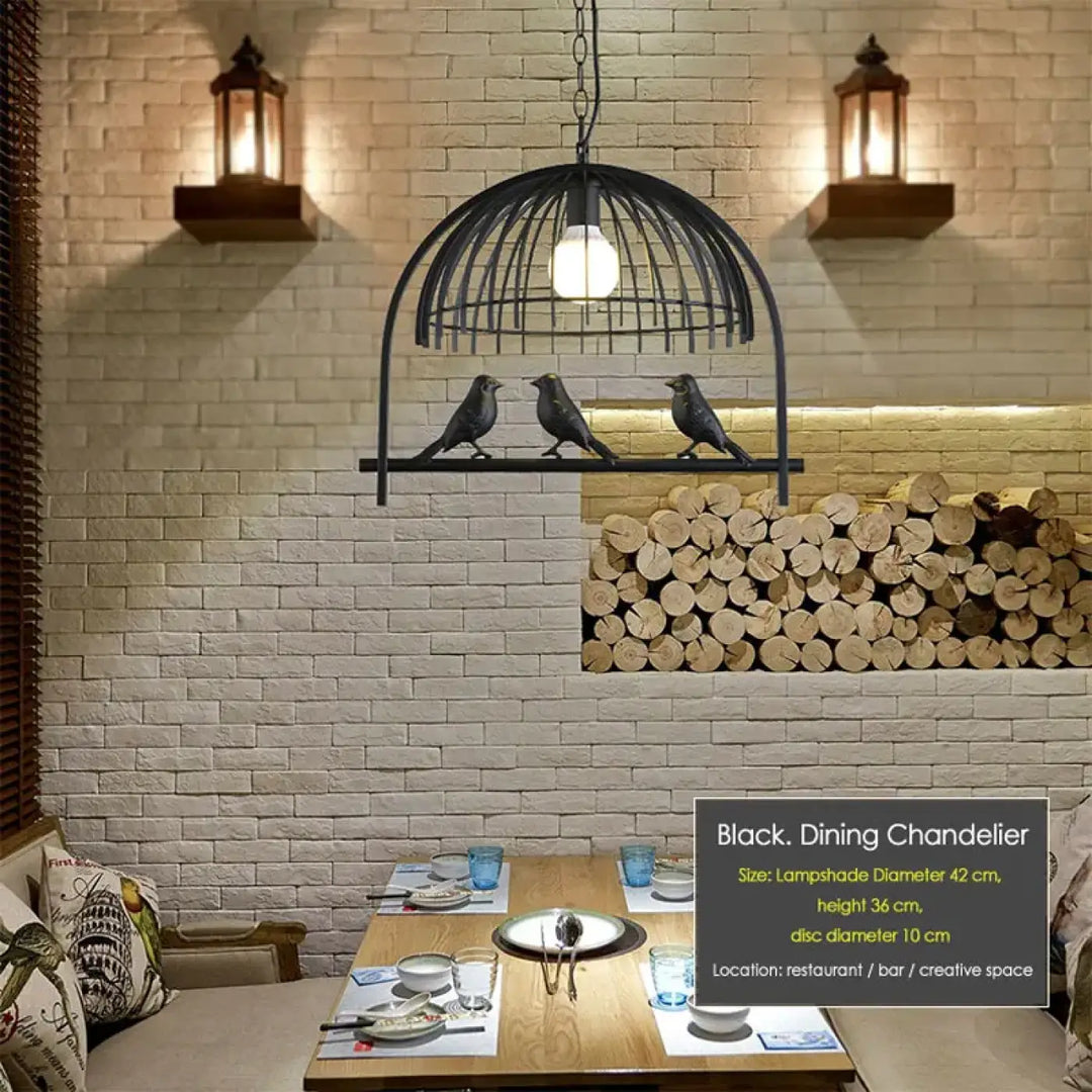 Suspension luminaire lumoiseau en métal noir style cage avec trois oiseaux perchés pour une ambiance cage à oiseaux élégante
