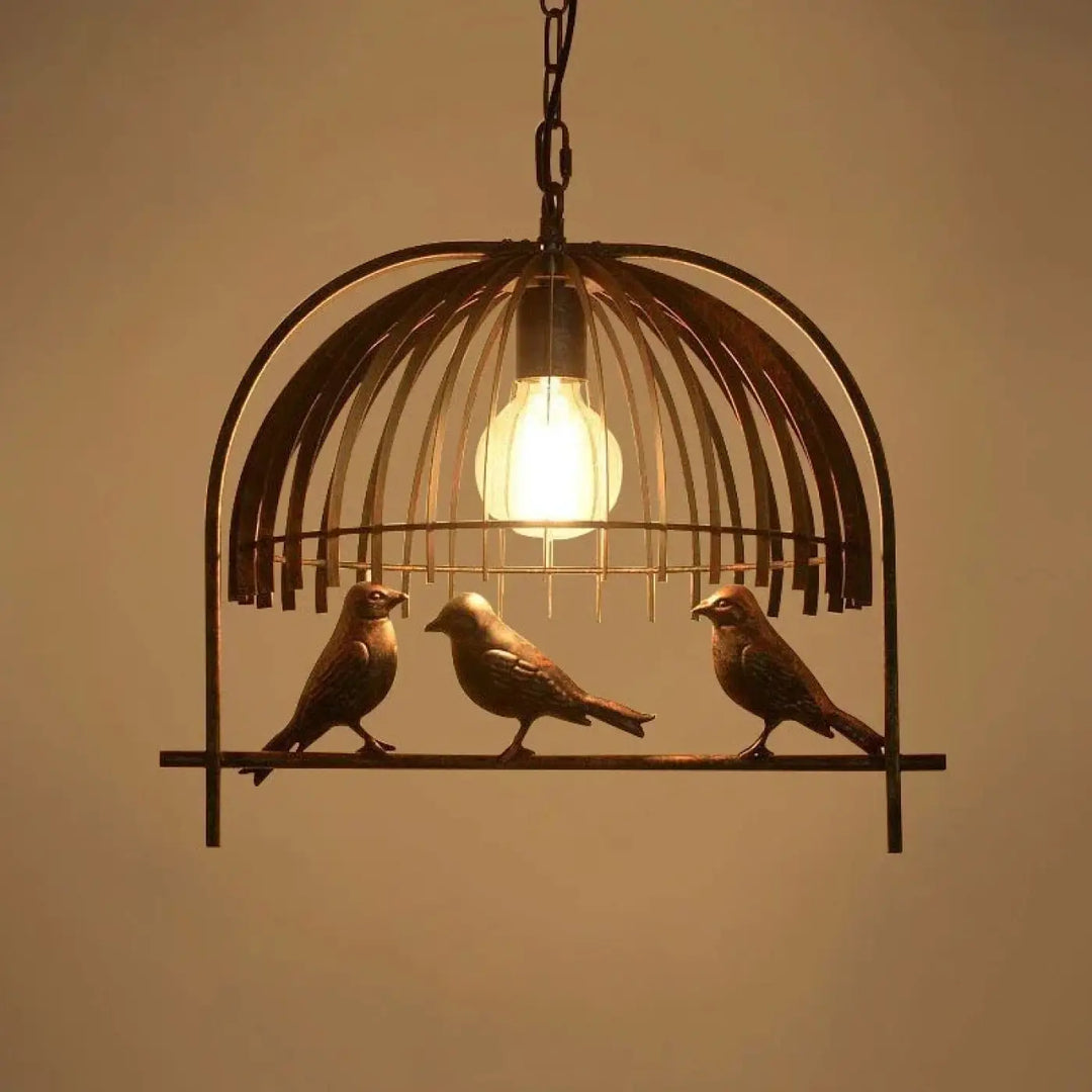 Suspension luminaire lumoiseau en métal bronze avec cage à oiseaux style cage et trois oiseaux sculptés perchés sur une barre
