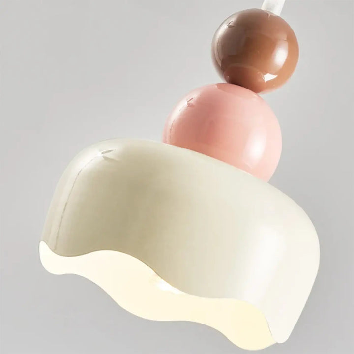 Suspension luminaire style nordique avec base blanche ondulée et sphères pastel brillantes rose et marron design macaron esthétique douce