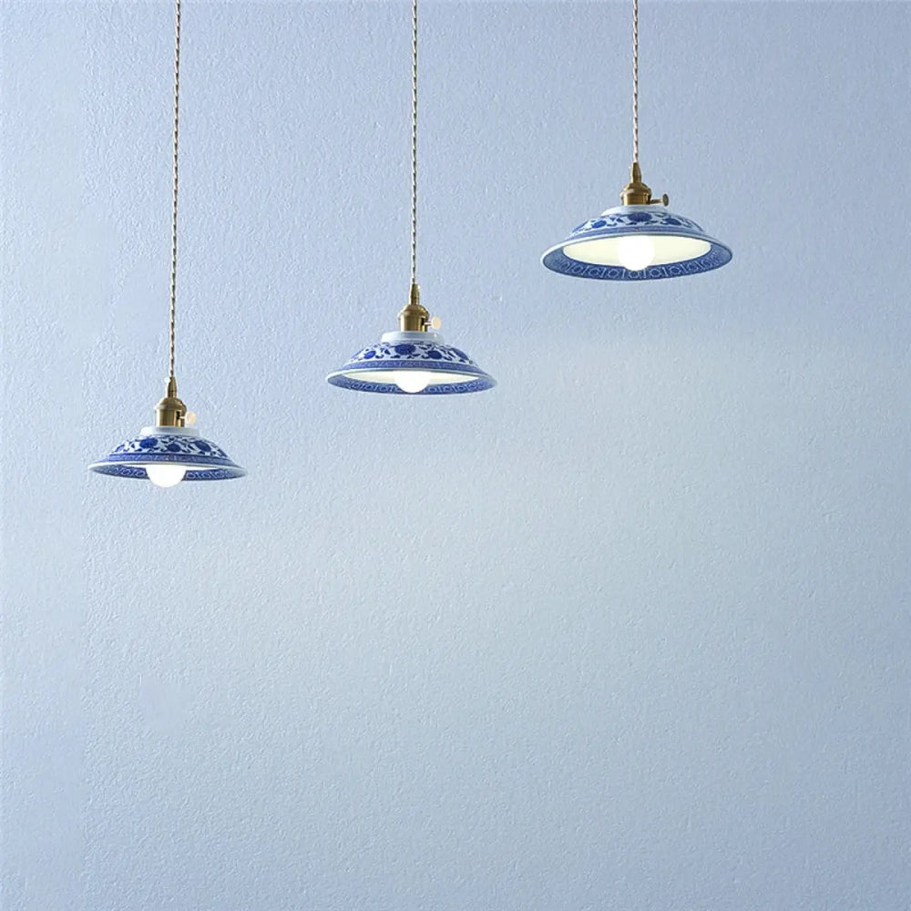 Suspension luminaire porcy avec trois suspensions élégantes en porcelaine chinoise bleu et blanc et finition dorée