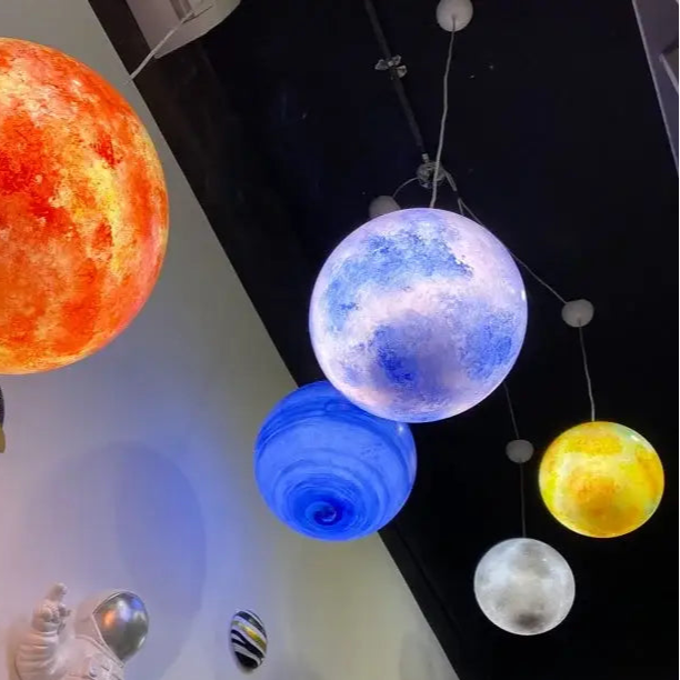 Suspension Système Solaire Avec Planètes Et Nuages

