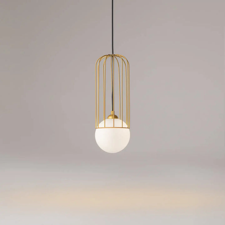 Suspension telford cage dorée avec ampoule sphérique en verre blanc givré pour un éclairage moderne et élégant