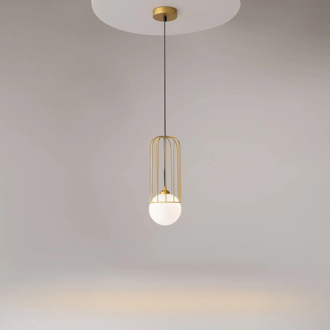 Suspension telford cage dorée avec globe en verre blanc givré pour éclairage intérieur design élégant