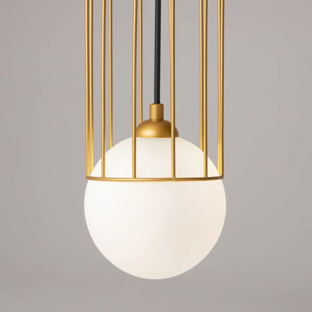 Suspension telford cage dorée avec globe en verre blanc givré pour un éclairage élégant et contemporain