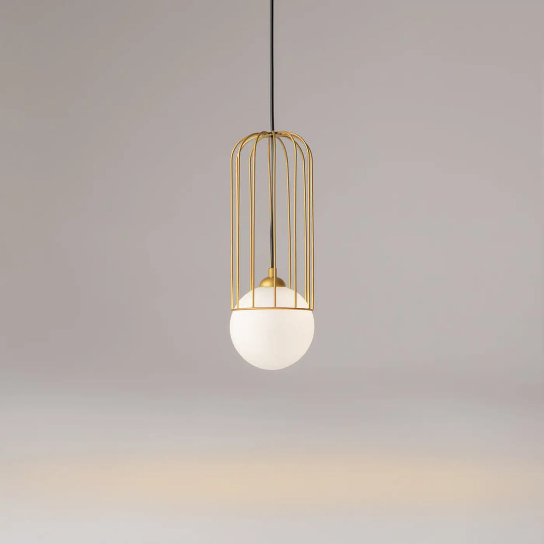 Suspension telford cage dorée avec ampoule sphérique en verre blanc givré pour éclairage intérieur élégant