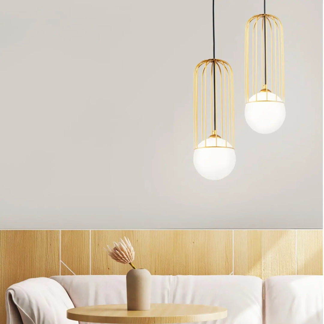 Suspension telford cage dorée avec globes en verre blanc givré pour un éclairage élégant et moderne